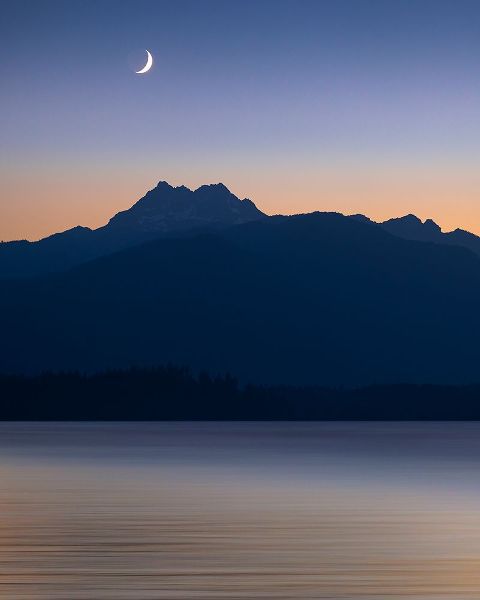 Jaynes Gallery 아티스트의 USA-Washington State-Seabeck Crescent moon at sunset over Hood Canal and Olympic Mountains작품입니다.